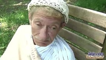 Genç Fahişe, Yaşlı Adama Arkadan Oral Zevk Veriyor