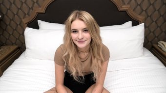Genç Bir Amerikalı Kızın Ilk Porno Deneyiminin Tadını Çıkarın