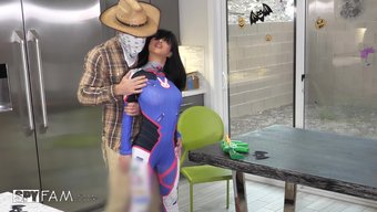 Mutfak Yarrağı - Asyalı Üvey Kız Kardeş, Üveyn Kardeşinden Sert Bir Creampie Alıyor
