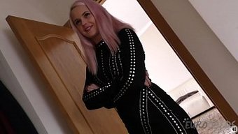 Seksi Bir Elbise Giyen Zayıf Siyah Bebek Pov'Da Tahrik Ediyor