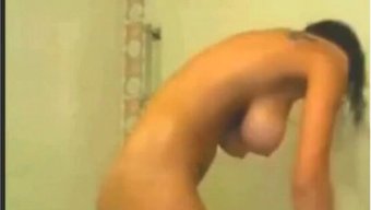 Amatör Iri Göğüslü Güzellik Duşta Çıplak Kalıyor