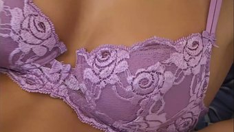 Büyük Göğüslü Bebek Vibratörle Mastürbasyon Yapıyor