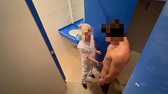 Spor Salonu Temizlikçisi Kız, Bir Adamı Halkın Içinde Mastürbasyon Yaparken Şaşırtıyor Ve Ona Sakso Çekiyor