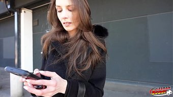 Cılız Kız Emma Scarlett’in Götü Delik Deşik Edilip Güzelce Sikiliyor.
