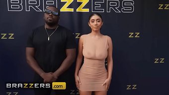 Violet Myers Twerk Yapıp Poposunu Paparazziye Gösteriyor, Ikonik Hatlarını Sergiliyor.