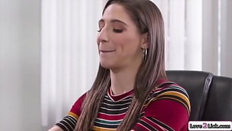 Göğüslü Milf Ve Çalışanları, Seks Oyuncaklarıyla Anal Oyunlara Dalıyor