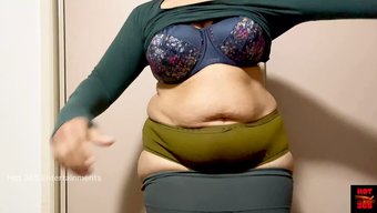 Büyük Göğüslü Ve Küçük Göğüslü Genç Kız Ev Yapımı Bir Videoda Doğal Güzelliğini Ortaya Çıkarıyor