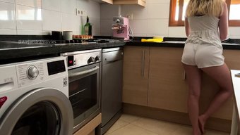 Büyük Popolu Genç (18+), Mutfakta Üvey Babası Tarafından Dokunuluyor
