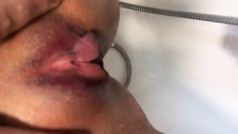 Amatör Çiftin Ev Yapımı Videosu, Karısının Duştan Sonra Islak Amını Gösteriyor
