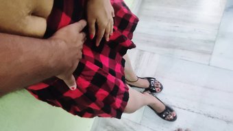 Hintli Genç, Yakın Çekim Aksiyonuyla Derin Bir Sakso Çekiyor