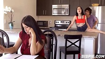 Siyah Genç Bambi Black, Büyük Götünü Gerçeklik Videosunda Siktiriyor
