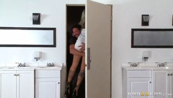 Brazzers Yıldızı Britney Shannon, Iki Erkek Ve Büyük Popolu Bir Üçlüde