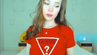 Güzel Cosplayci Knee Ling, Webcam'De Kışkırtıcı Bir Kostümle.