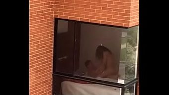 Genç Kolombiyalı Kız Pencerede Mastürbasyon Yaparken Yakalandı
