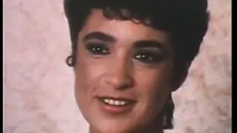 Juliet Anderson Ve Rita Ricardo, Retro Temalı Bir Buluşmanın Tadını Çıkarıyorlar