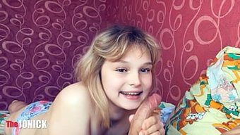 Amatör Üniversiteli Üvey Babasını Oral Seksle Memnun Ediyor Ve Yüzüne Boşalıyor