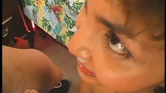 Kızıl Saçlı Güzellik Vanessa, Büyük Bir Yarrağın Ağzını Ve Götünü Dolduruyor