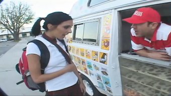 Genç Çift, Dondurma Makinesiyle Sert Seks Yapıyor