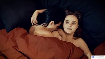 Lezbiyen Çift, Dolgun Göğüslü Bir Milf Ile Sıcak Seksin Tadını Çıkarıyor