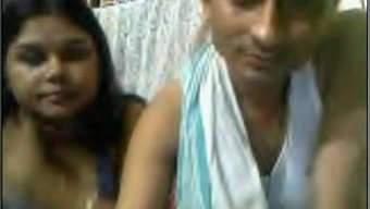 Desi Webcam Modeli Büyük Göğüslerini Sergiliyor