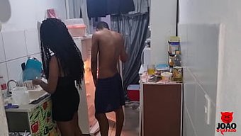 Zayıf Karı, Kocasının Sert Sikiyle Uyandıktan Sonra Kocası Tarafından Beceriliyor