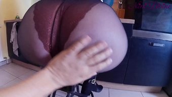 Uzun Saçlı Ev Hanımı Koca Götüyle Mutfakta Sikiliyor.