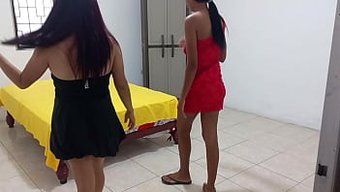 Mahallenin Sıcak Kızı, Negritasexy'Nin Yılbaşı Partisi Yapmasına Yardımcı Oluyor.