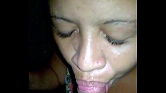 Lezzetli Bir Popo Ile Tatmin Edici Bir Oral Deneyim