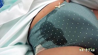 Bir Genç Kızın Baskınında Boşalma Ve Crossdressing