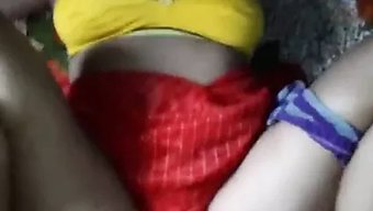 18 Yaşındaki Hintli Bebek Aldatırken Yakalanıyor Ve Sert Bir Yarak Alıyor