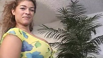 Iki Çarpıcı Kadın, Ev Yapımı Pov Bir Videoda Oral Yeteneklerini Sergiliyor.