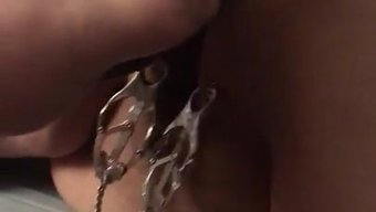 Sıkışmış Amcık Yoğun Zevk Için Dildo Ile Beceriliyor