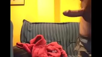 Bu Derin Boğaz Videosunda Büyük Bir Popo Sert Bir Şekilde Beceriliyor