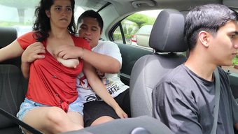 Latina Çift Arabada Yaramazlık Yapıyor