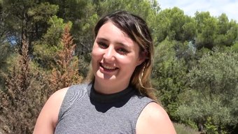 Kıvrımlı Avrupalı Güzel Davina, Açık Havada Irklararası Anal Zevk Yaşıyor