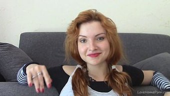 Seksi Bir Kızıl, Kanepede Solo Zevk Macerasında.
