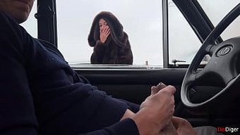 Bir Adam, Bir Kadına Pencere Kenarındaki Halka Açık Bir Otoparkta El Işi Yaptı.