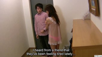 Utangaç Japon Milf Kapıda Ifşa Oluyor.