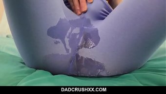 Sikiş Manyağı Genç Harlowe Blue, Üvey Babasından Boşalması Için Yardım Alıyor.