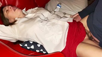 Ev Yapımı Cuckold Seks, Olgun Bir Kadının Içine Boşalmasıyla Son Buluyor.