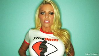 Büyük Göğüslü Porno Yıldızı Britney Amber, Solo Mastürbasyon Için Çıplak