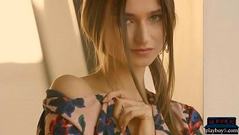 Ilvy Kokomo, Çarpıcı Doğal Milf, Baştan Çıkarıcı Bir Şekilde Soyunuyor