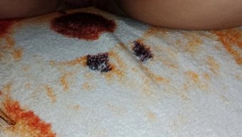 Büyük Doğal Göğüslere Sahip Asyalı Genç Kendini Tatmin Ediyor