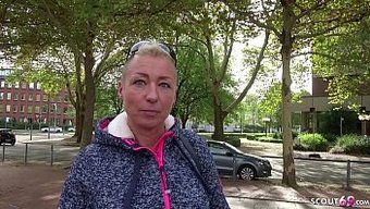 Anne Mandy, Sokak Seçmelerinde Büyük Bir Yarrağı Ağzına Ve Kıçına Derinlemesine Alıyor