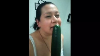 Meksikalı Üniversite Kızı Yurt Odasında Dildo Kullanıyor Ve Yarrağı Emiyor