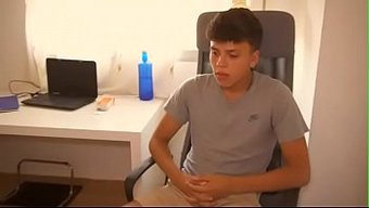Doğal Bir Milf Olan Alexia, Boşandıktan Sonra Genç Yarraklara Dalıyor