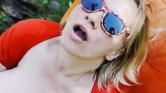 Doğal Büyük Göğüslü Rus Olgun Sıcak Bir Videoda
