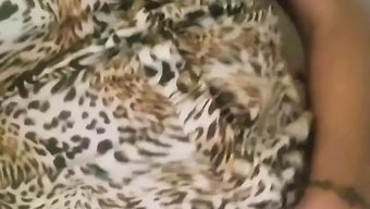 Büyük Doğal Göğüslere Sahip Sıcak Milf Ev Yapımı Videoda Mastürbasyon Yapıyor