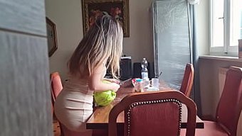 Yaramaz Temizlikçi Kadın Dürtülerini Tutamaz Ve Orgazm Olur.