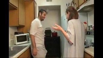 Üvey Abi Mutfakta Üvey Kız Kardeşine Yemek Yapmayı Öğretti.